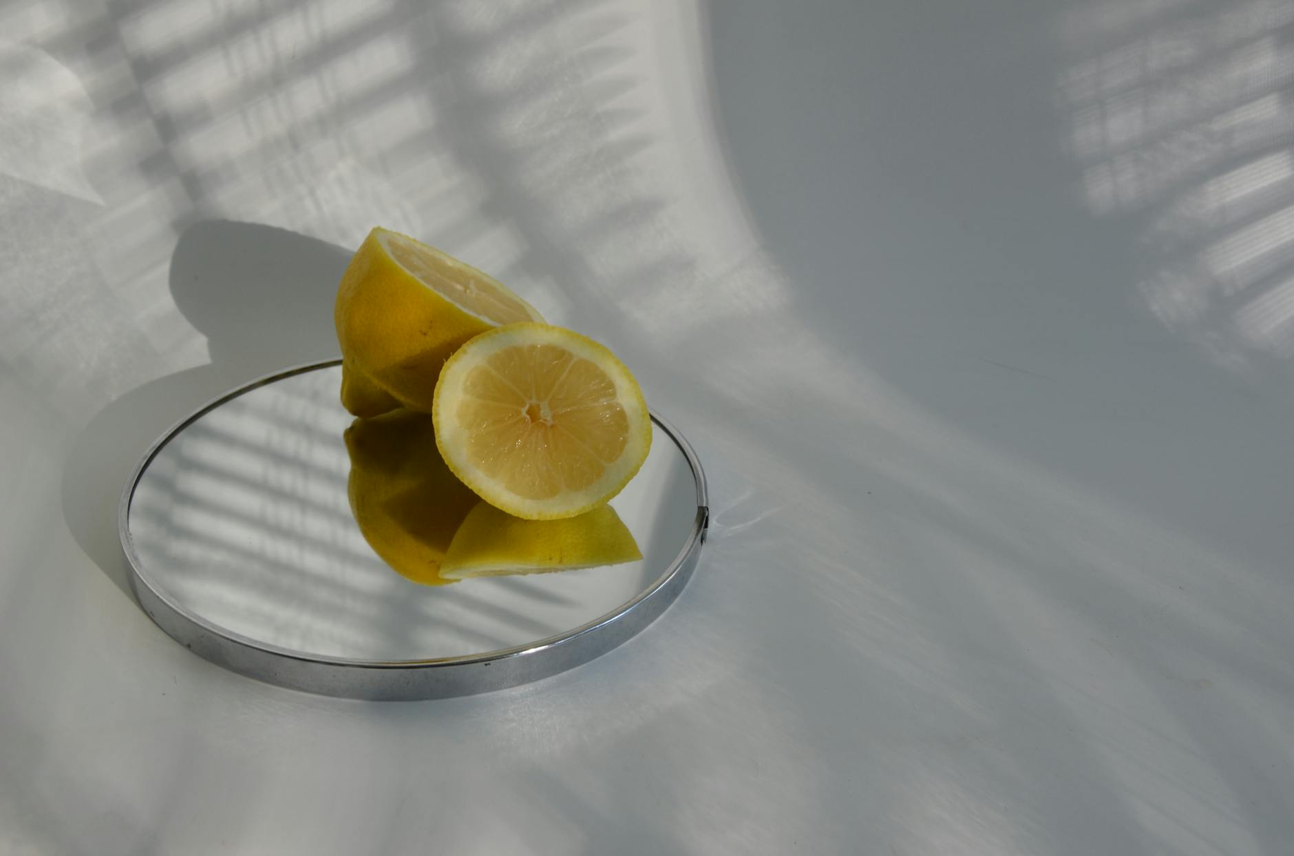 Dos limones frescos sostenidos en manos en forma de cuenco sobre una superficie marrón, simbolizando frescura y sensibilidad.