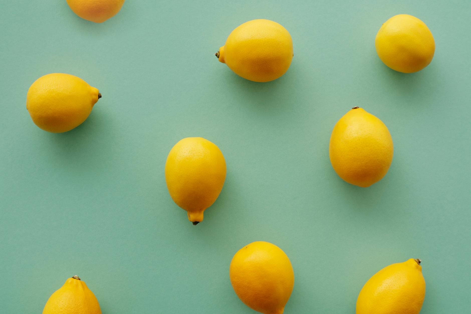 Vibrador amarillo de succión rodeado de plátanos sobre fondo amarillo, simbolizando el placer y la reactivación sensorial