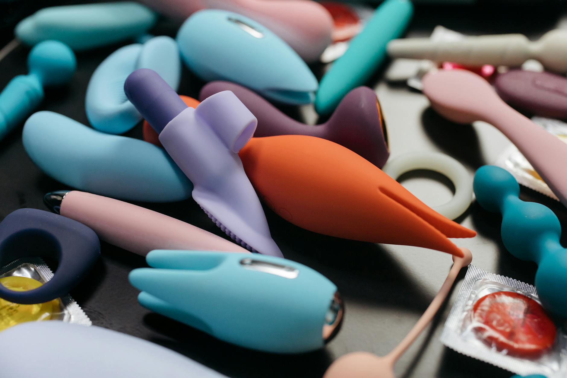Vibrador amarillo de silicona rodeado de plátanos pelados sobre fondo amarillo