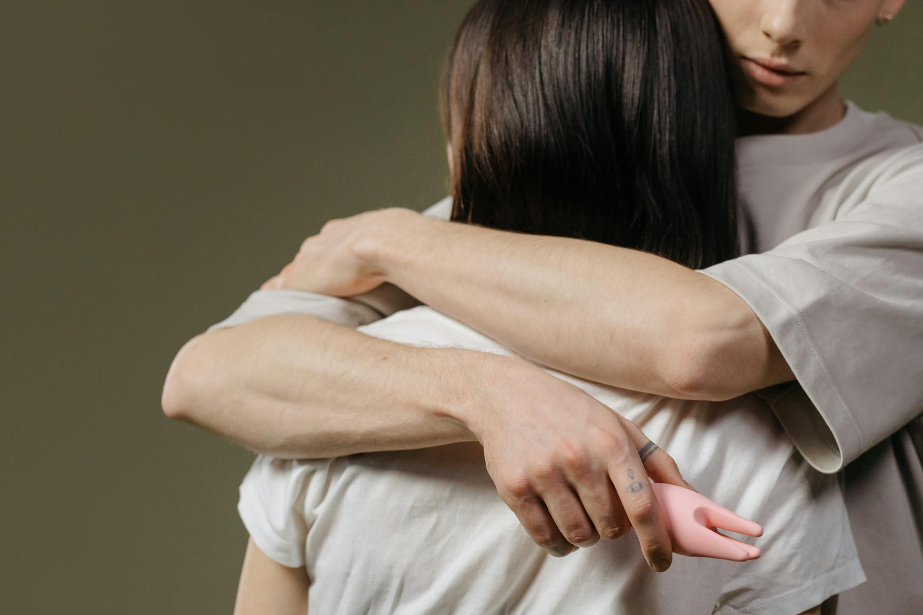 Pareja abrazándose con intimidad y conexión emocional