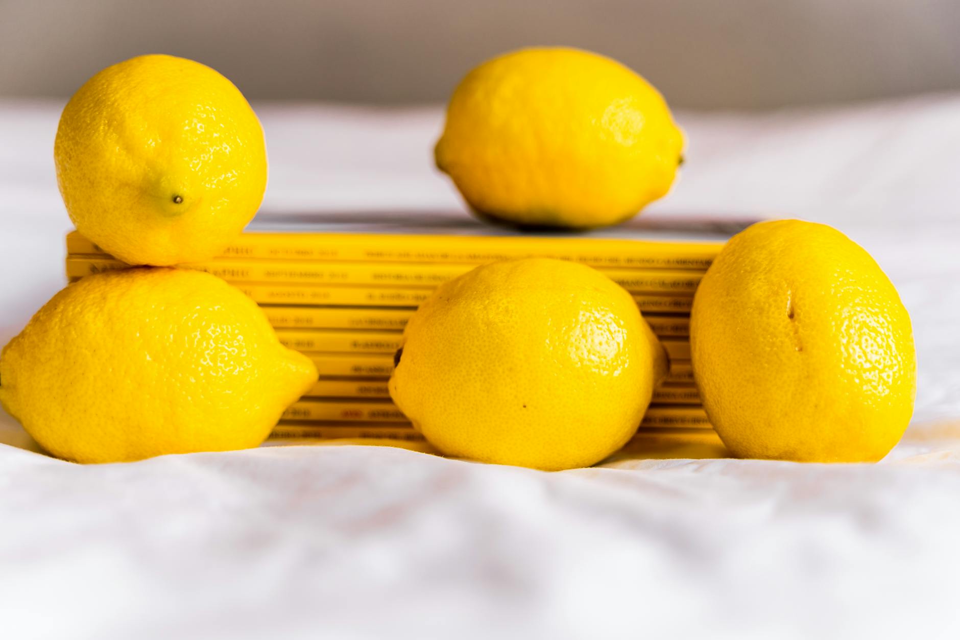 Limones frescos sobre un fondo blanco, simbolizando el viaje sensorial del placer